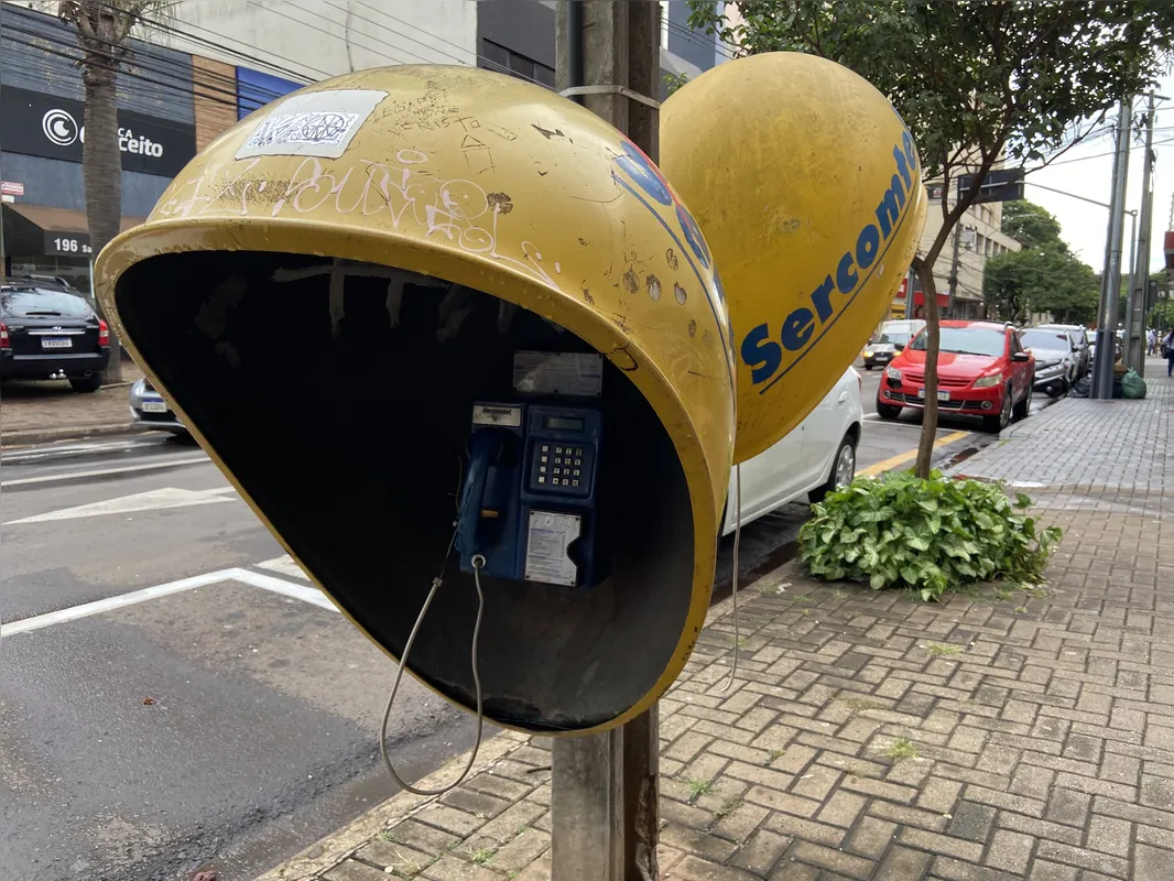 Na Rua Senador Souza Naves, o cenário de pichação se repete tanto na parte externa dos orelhões, quanto interna