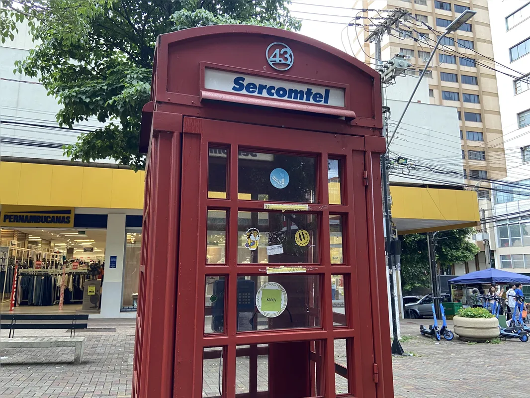 No Calçadão, abaixo da Praça da Bandeira, telefone em réplica de cabine inglesa ainda faz ligações