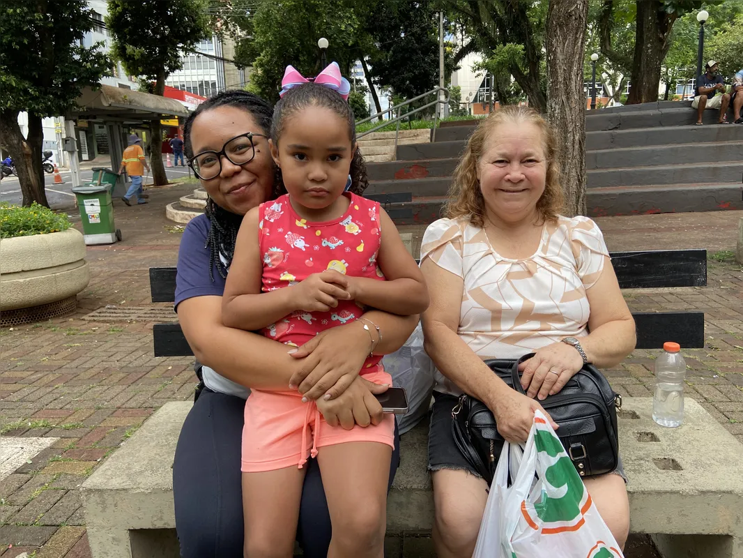 Ceci da Silva (à direita), deixou as cartas de lado quando os orelhões surgiram em Londrina; Ana Paula (à esquerda) e a sobrinha Mariana nunca fizeram ligações na rua