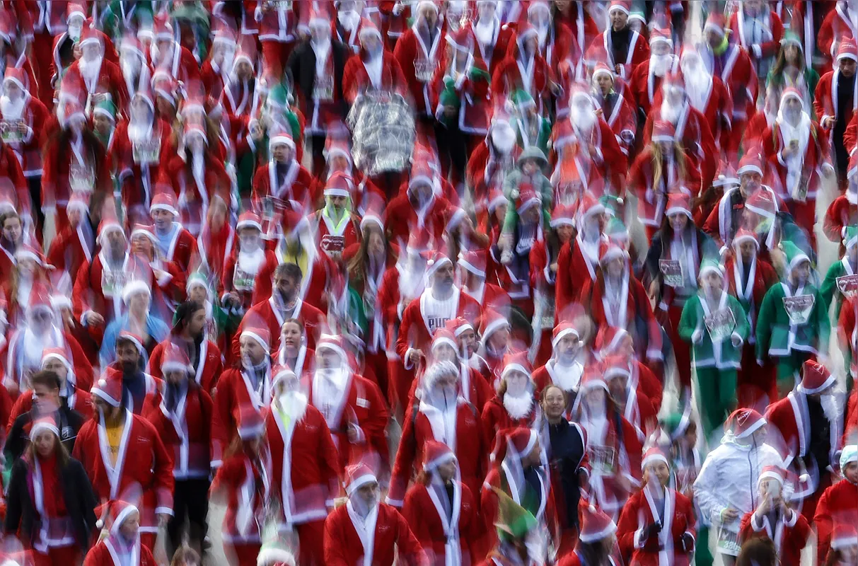 Milhares de pessoas participam da 14ª edição da Corrida do Papai Noel, uma corrida divertida de 4,5 km pelas ruas de Madri