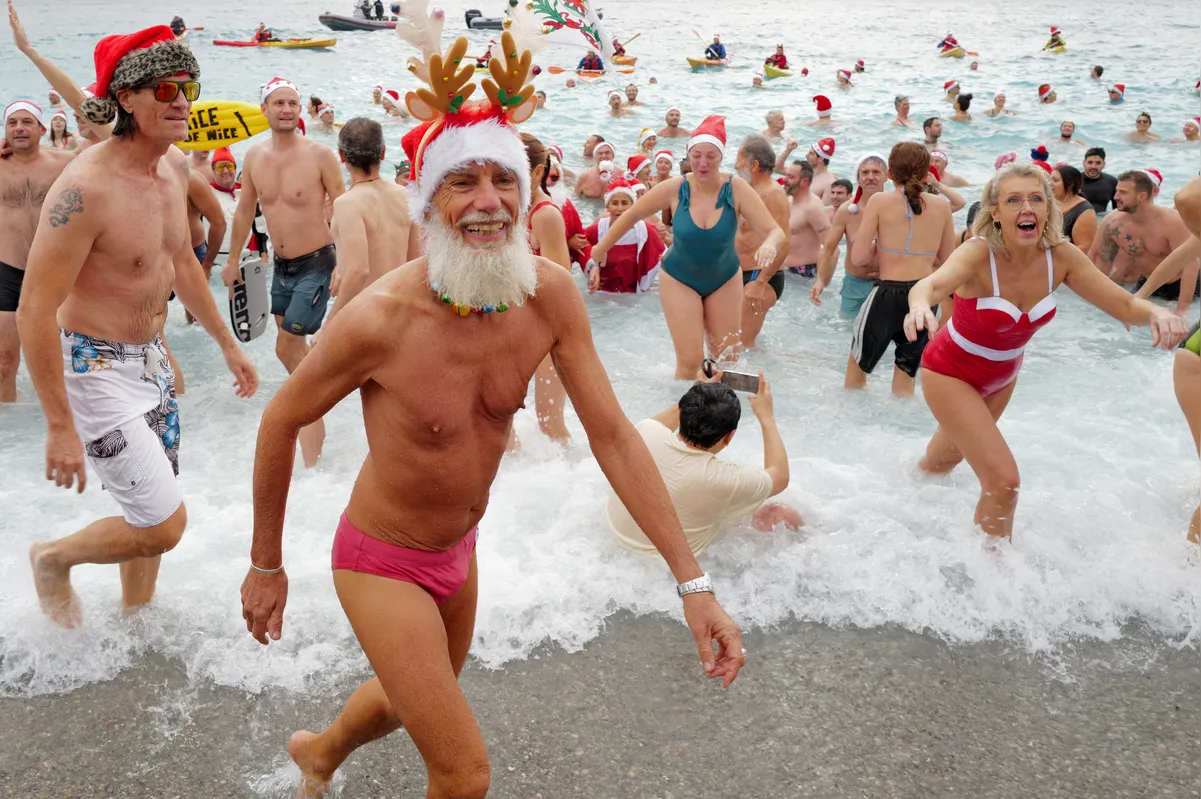 Moradores participam do tradicional banho de Natal em Nice, na Riviera Francesa