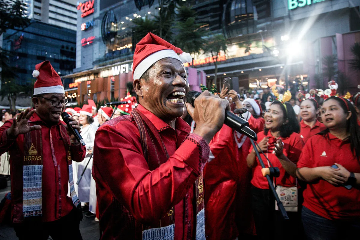 Membros de coros de diversas comunidades apresentam canções natalinas no Christmas Carol Colossal, em Jacarta, na Indonésia