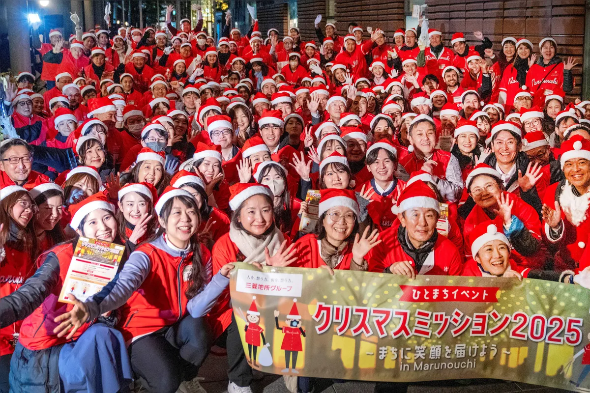 Funcionários de um  escritório no distrito comercial de Marunouchi, em Tóquio, Japão