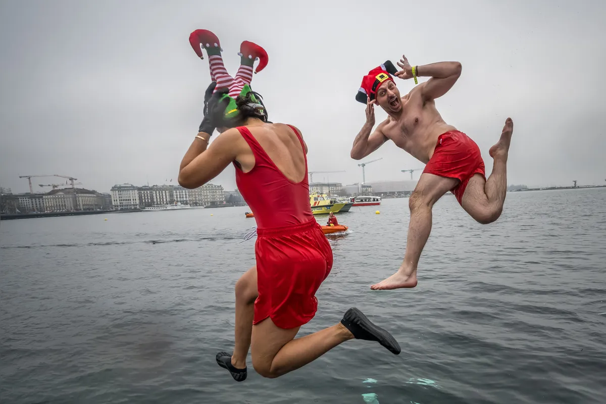 adadores mergulham no Lago de Genebra durante a 87ª edição da Copa de Natal), que reuniu cerca de 4.200 participantes.