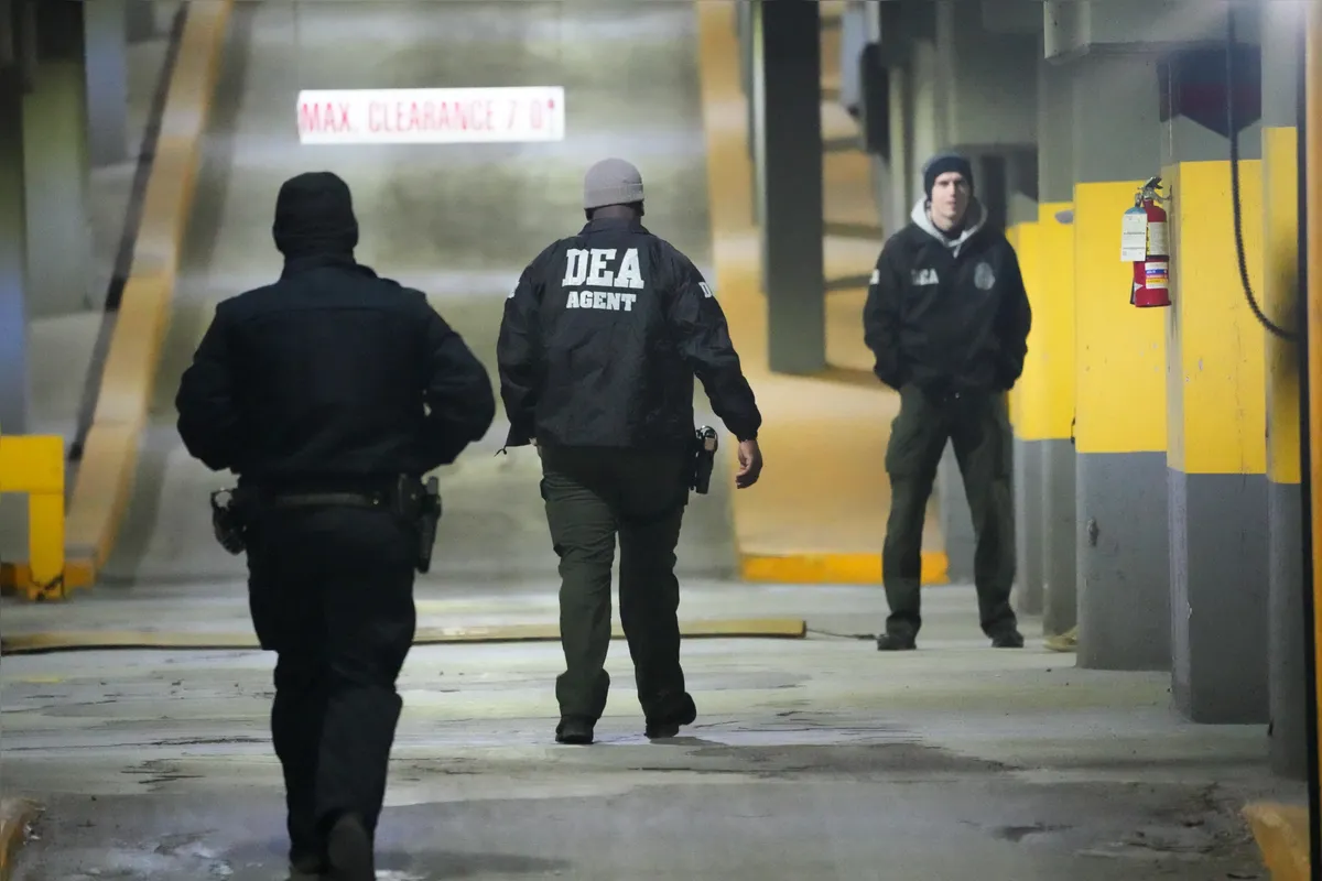 Policiais americanos aguardam na sede da Administração de Repressão às Drogas dos EUA (DEA) no sul de Manhattan, a chegada do presidente venezuelano Nicolás Maduro