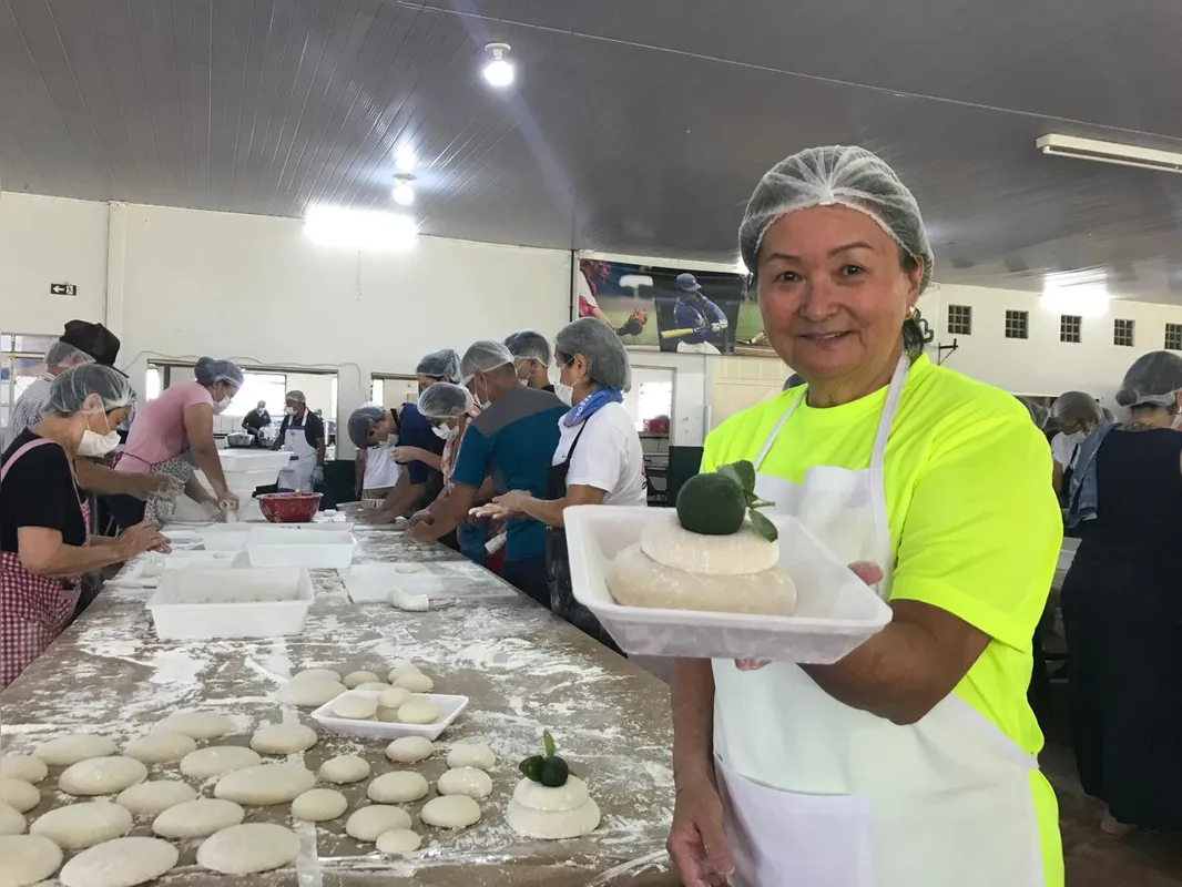 Marina Tomoike mostra a oferenda colocada no altar e que significa prosperidade, longevidade e fortuna