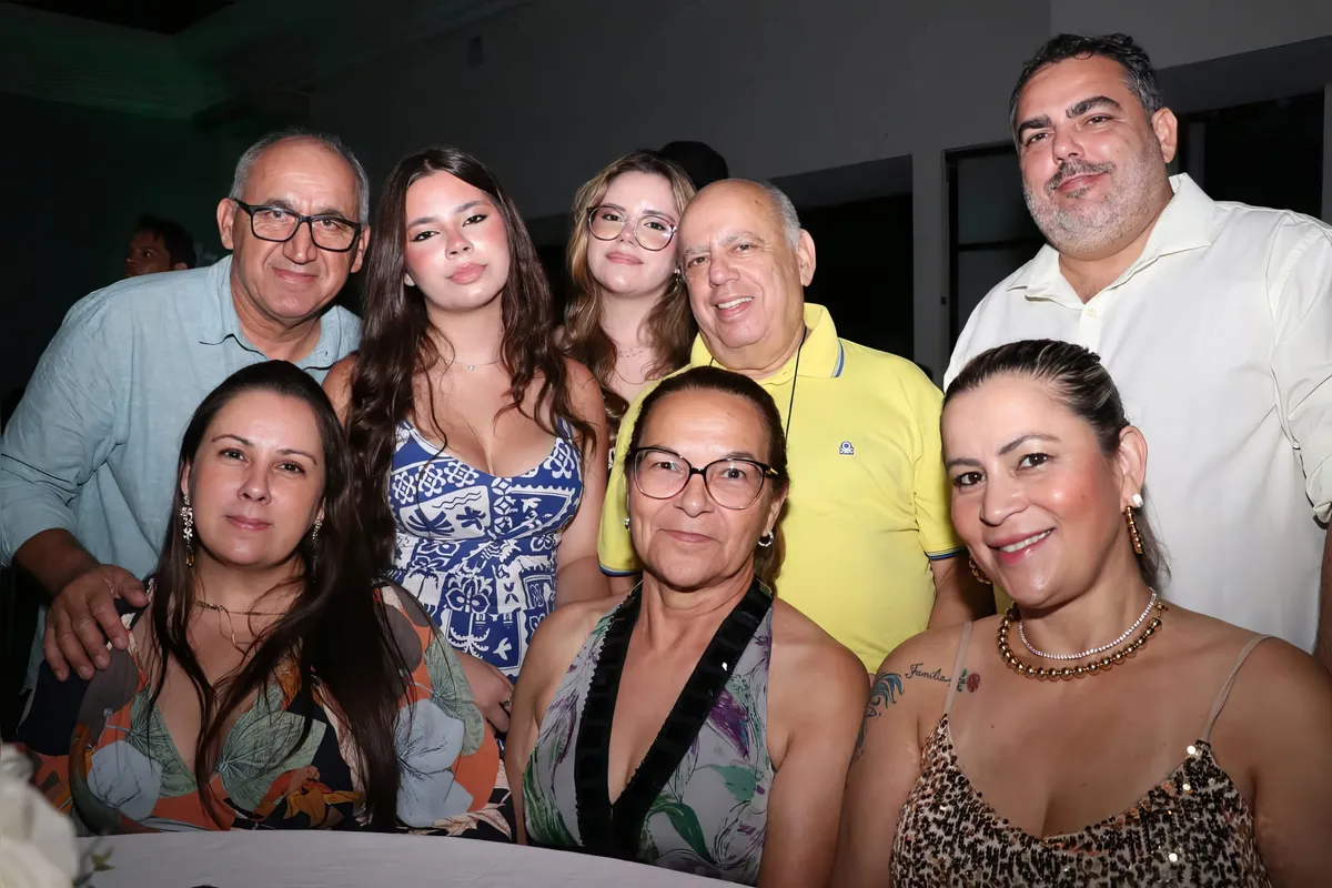 Geraldo Naves, Manuela Cata Preta Campos, Carolina Cata Preta Campos, Moair Cata Preta Campos e Marcelo Cata Preta Campos; e sentadas, Márcia Cata Preta Campos, Marlene Cata Preta Campos e Tangliane Teixeira