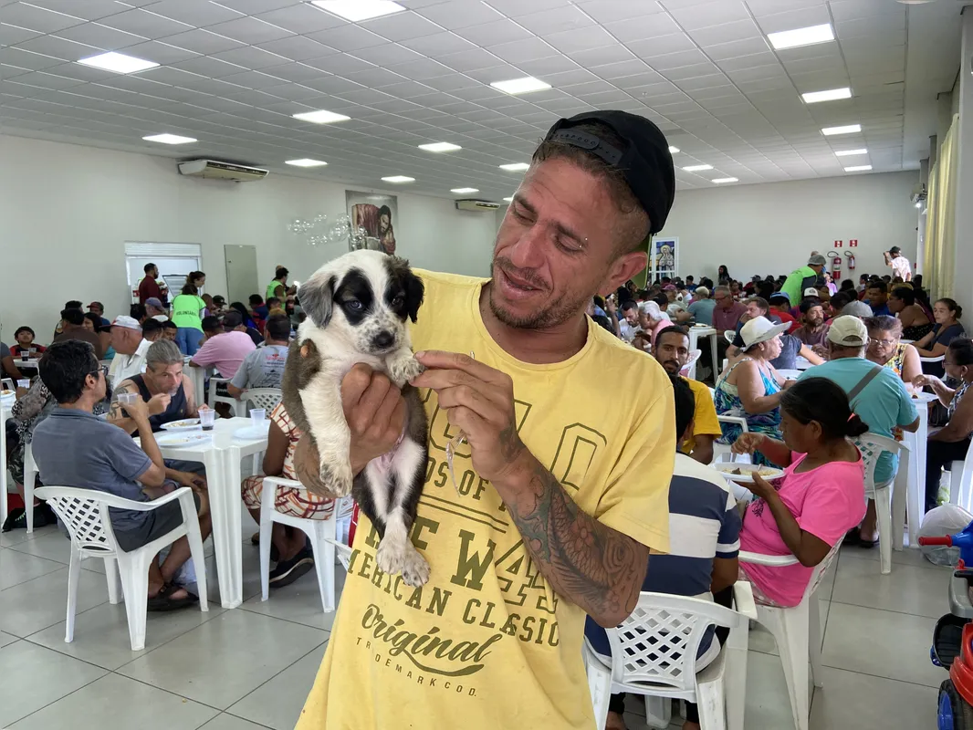 Ramos dos Santos trouxe seu cachorro Bob para almoçar na paróquia no dia de Natal
