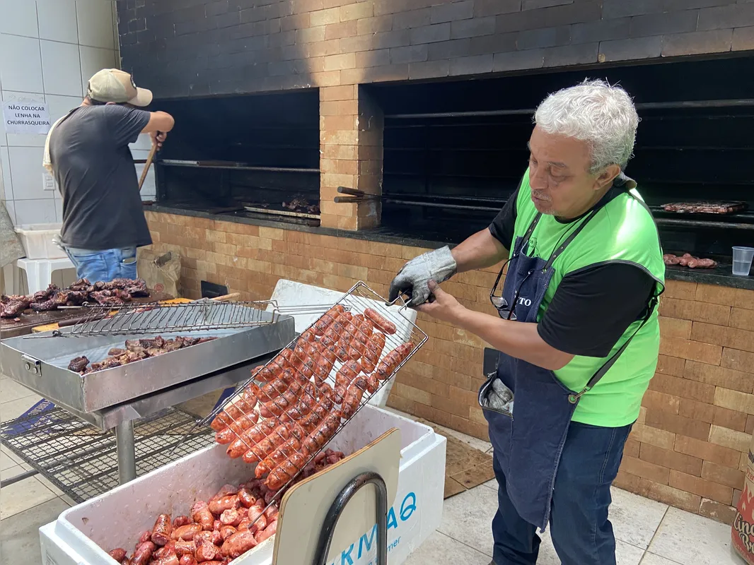 Aroldo Alves é um dos churrasqueiros do almoço: gratidão por participar da ação