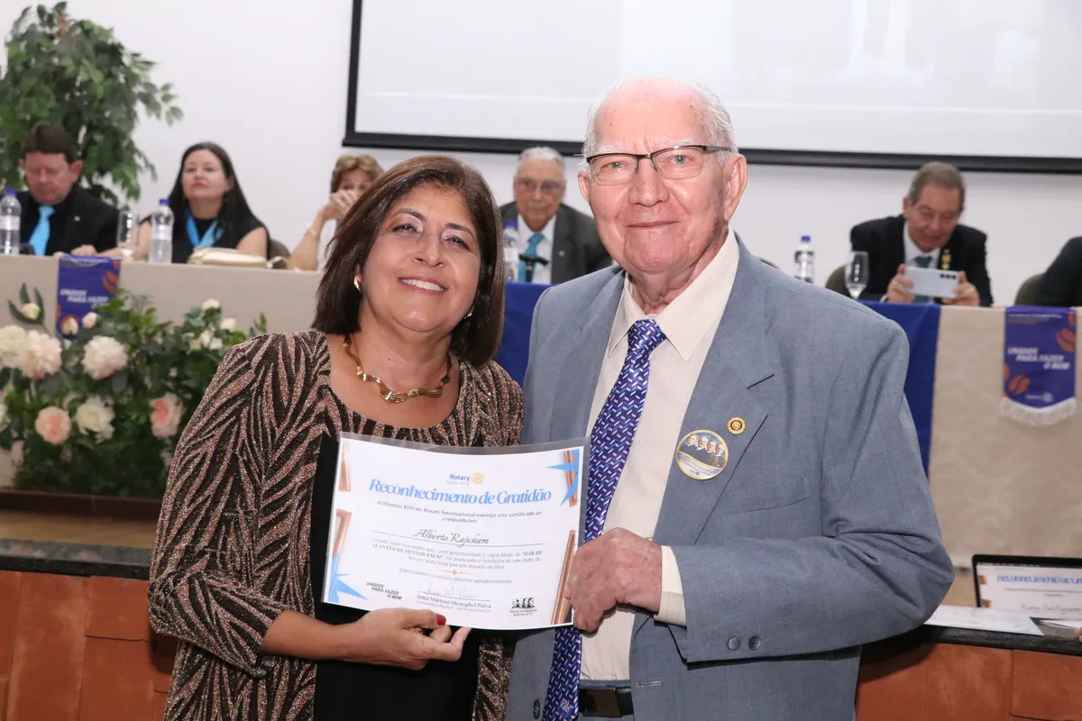 Irma Meneghel Paiva com um dos homenageados Alberto Rapchan
