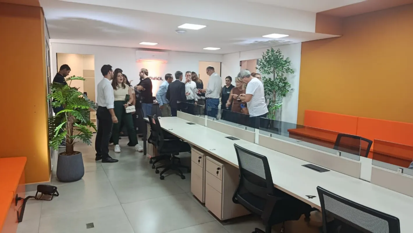InovAcil Hub oferece coworking com 30 posições, salas de reunião, treinamento e eventos híbridos, além de auditório
