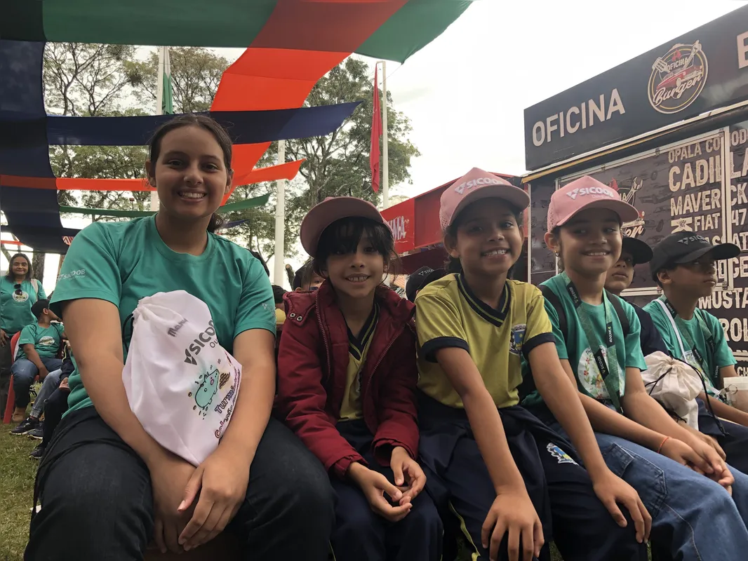 Alunos da Escola Rural Municipal Padre França Wolkers, de Assaí, assistiram apresentação teatral sobre os malefícios do cigarro