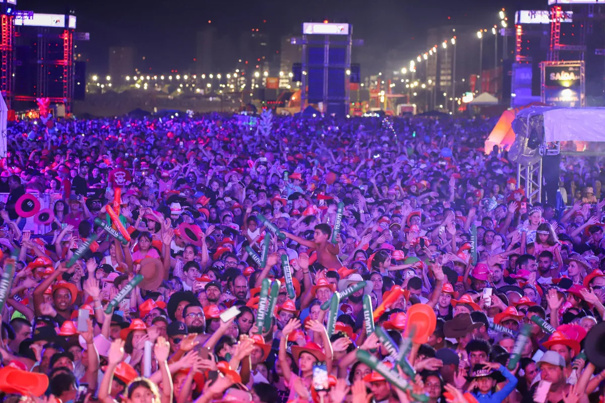 Um grande público cantando e dançando se reuniu para um dos shows mais marcantes do Verão Maior de 2026