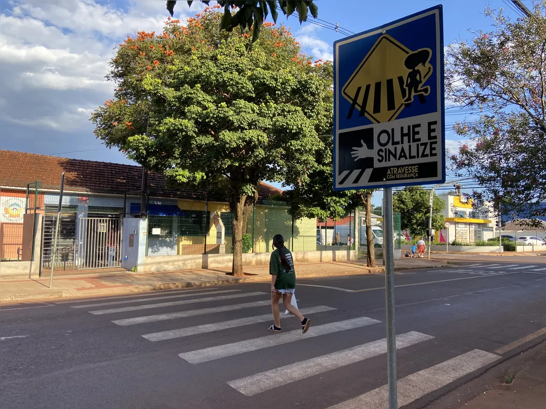 Pais contam que motoristas não respeitam as placas de 'Olhe e Sinalize' em frente à escola, na Rua Vasco da Gama