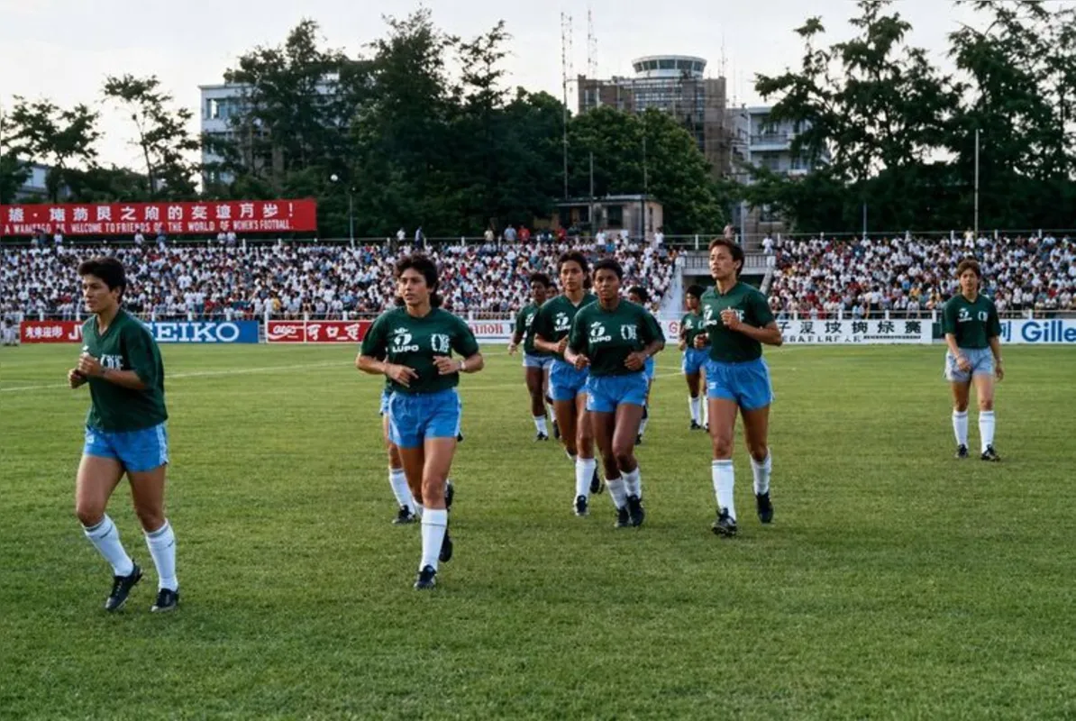 Primeira seleção feminina brasileira em aquecimento antes de partida no Torneio Experimental da Fifa (1988), na China