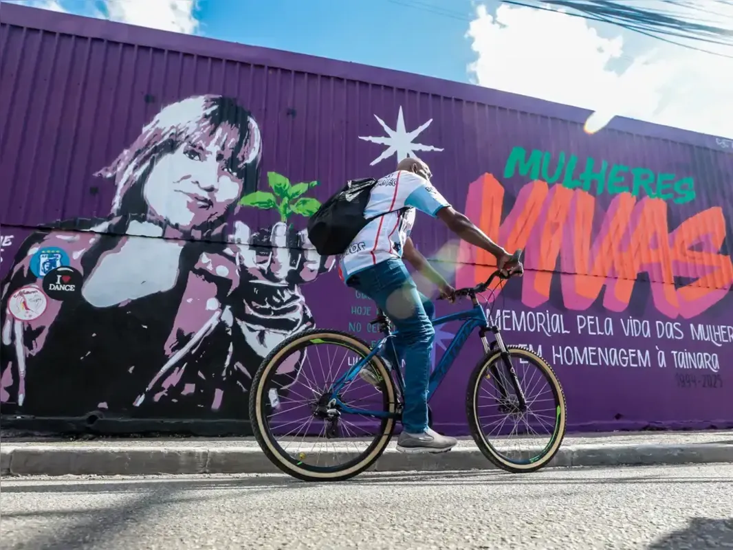 Imagem ilustrativa da imagem Ato contra feminicídio inaugura mural em homenagem à vítima em SP