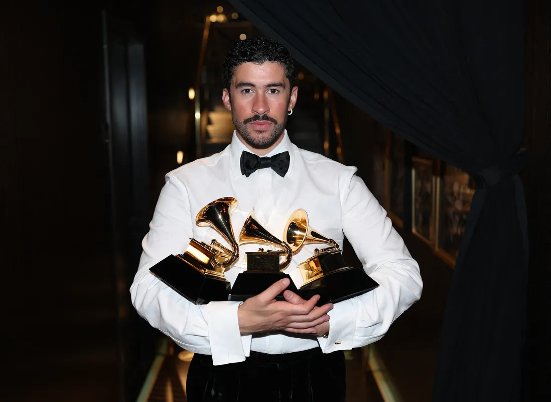 "DeBÍ Tirar Más Fotos", o primeiro álbum inteiramente em espanhol a ganhar o principal prêmio da noite