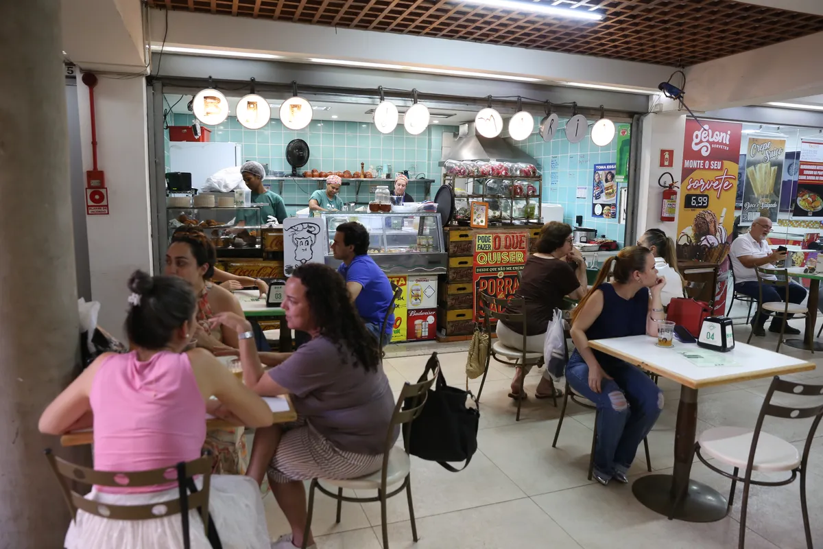 Bar da Maria: o par perfeito do Boteco Central atrai centenas de frequentadores do happy hour à meia-noite e mudou a configuração noturna do centro histórico