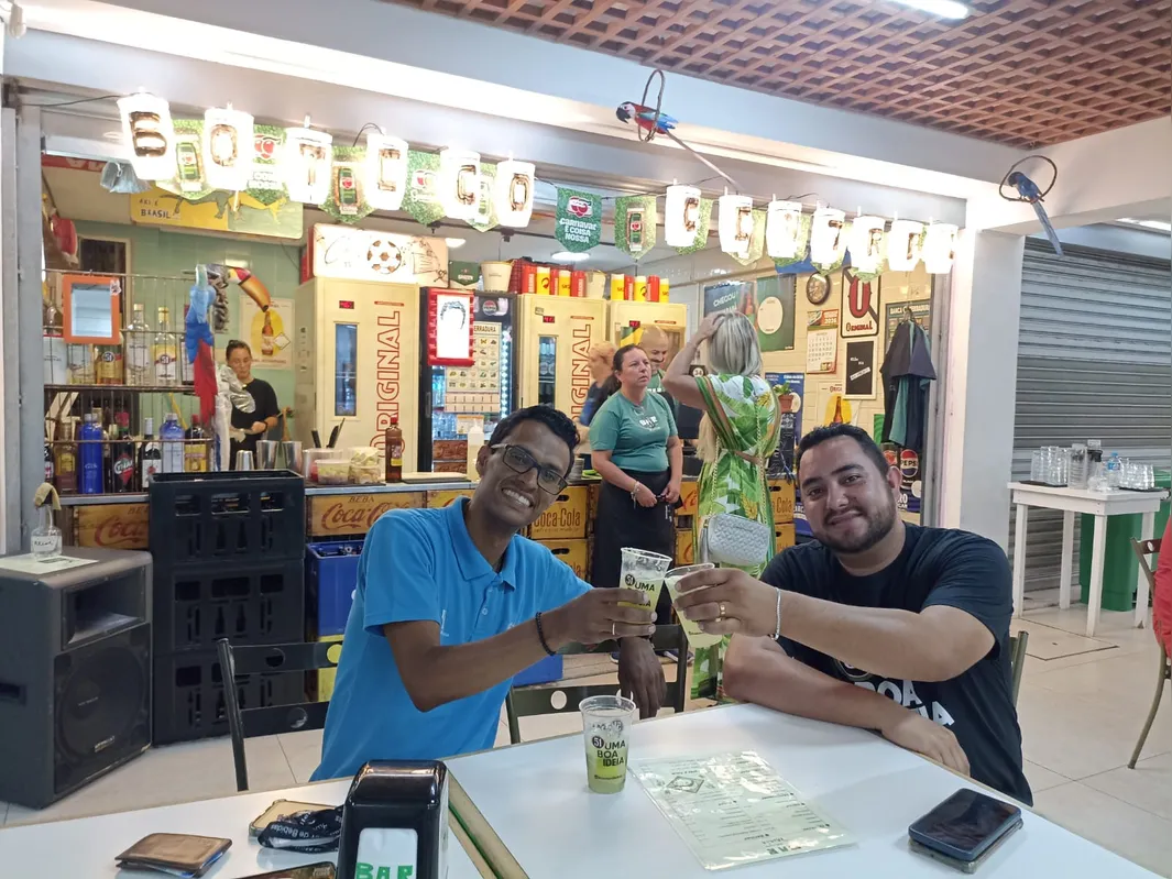 Cristiano Gonçalves e Jean David são clientes assíduos do Bar da Maria e do Boteco Centrale brindam à caipirinha de três uvas