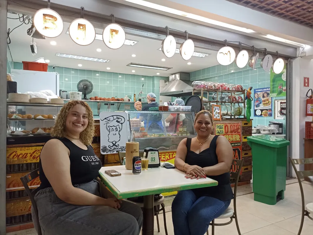 Mãe e filha, Natália e Rafaela  já provaram todo o cardápio dos novos bares da rua Professor João Cãndido