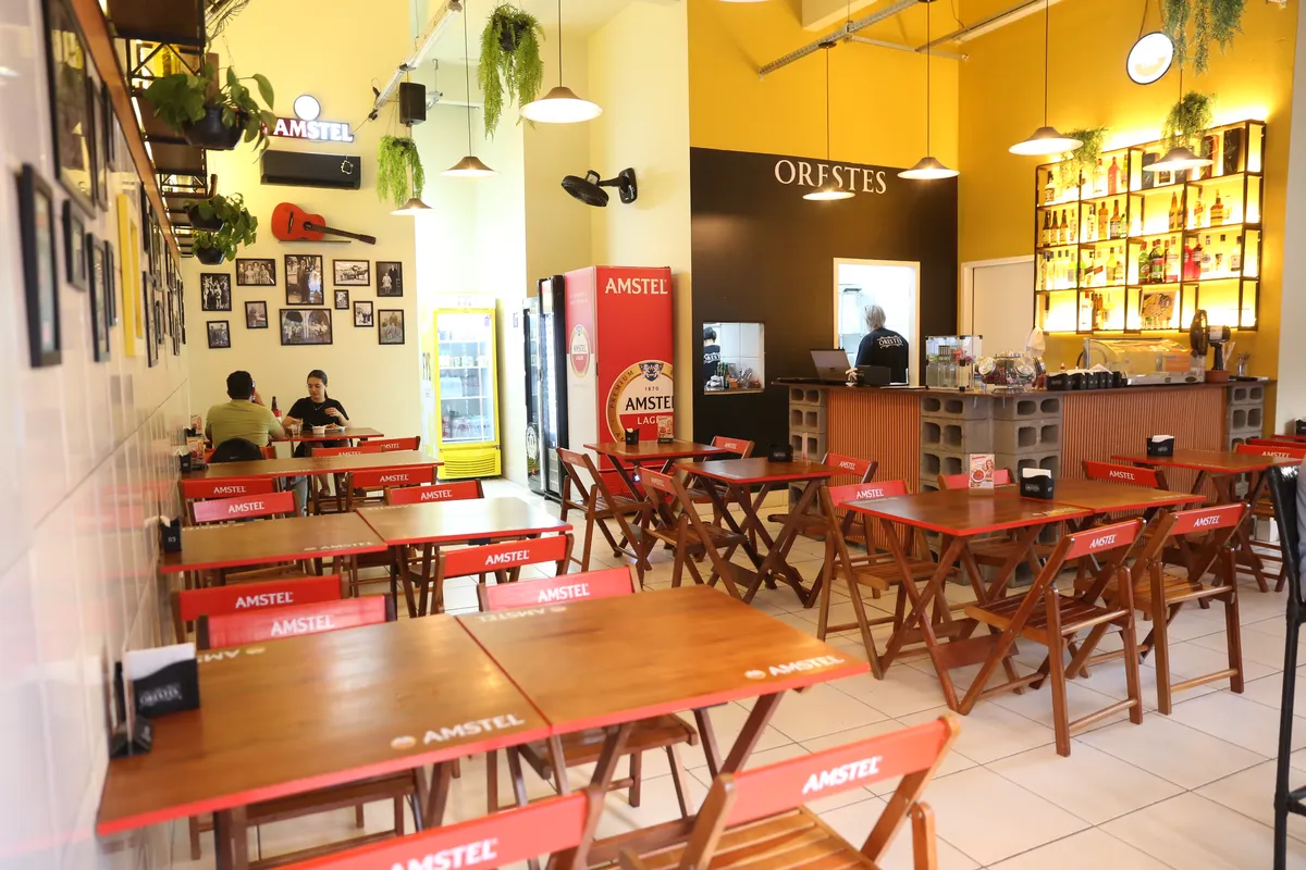 Orestes: bar na rua Pará é ponto de encontro de segunda a sábado e leva o nome do avô do proprietário