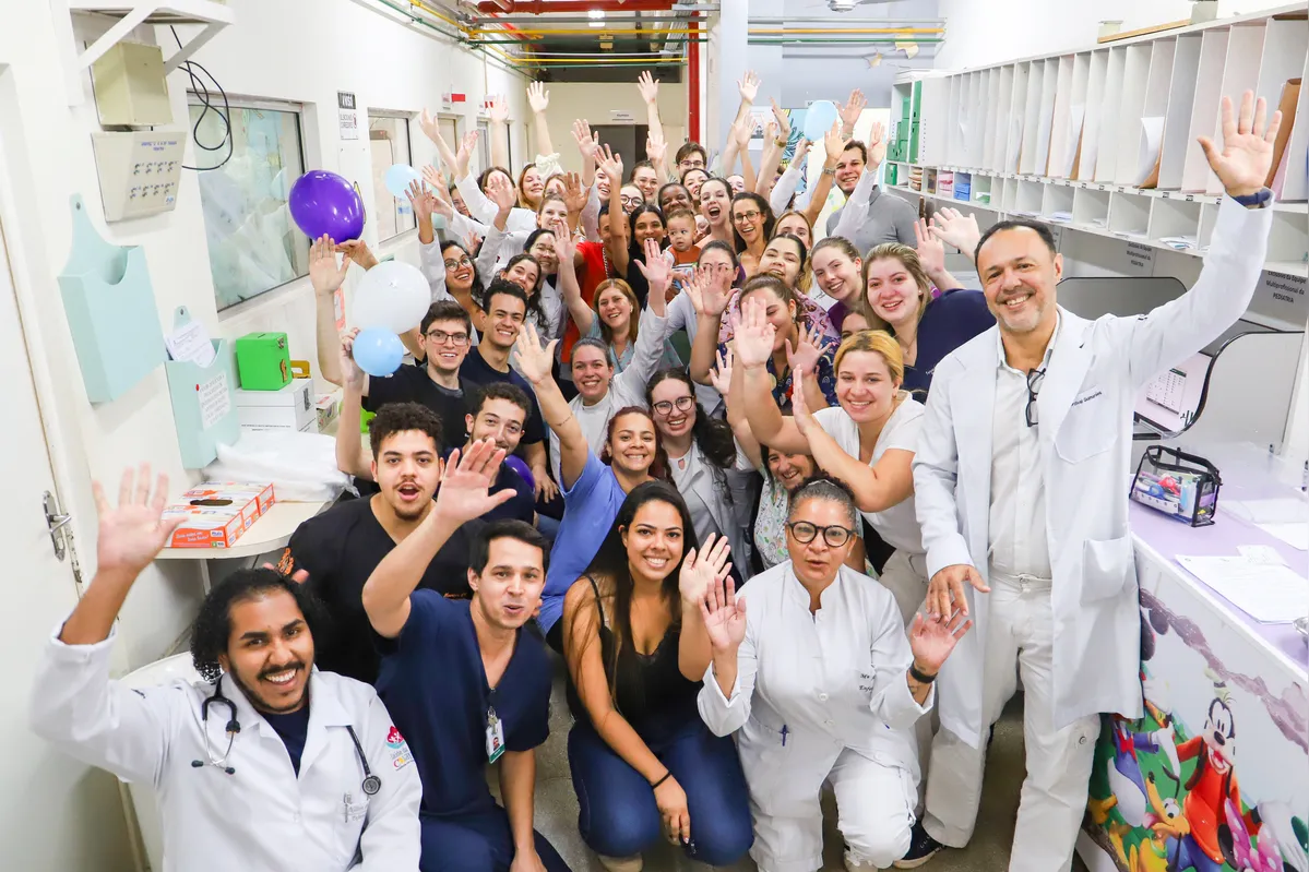Imagem ilustrativa da imagem Bebê com doença rara recebe alta após 10 meses internado no HU de Londrina