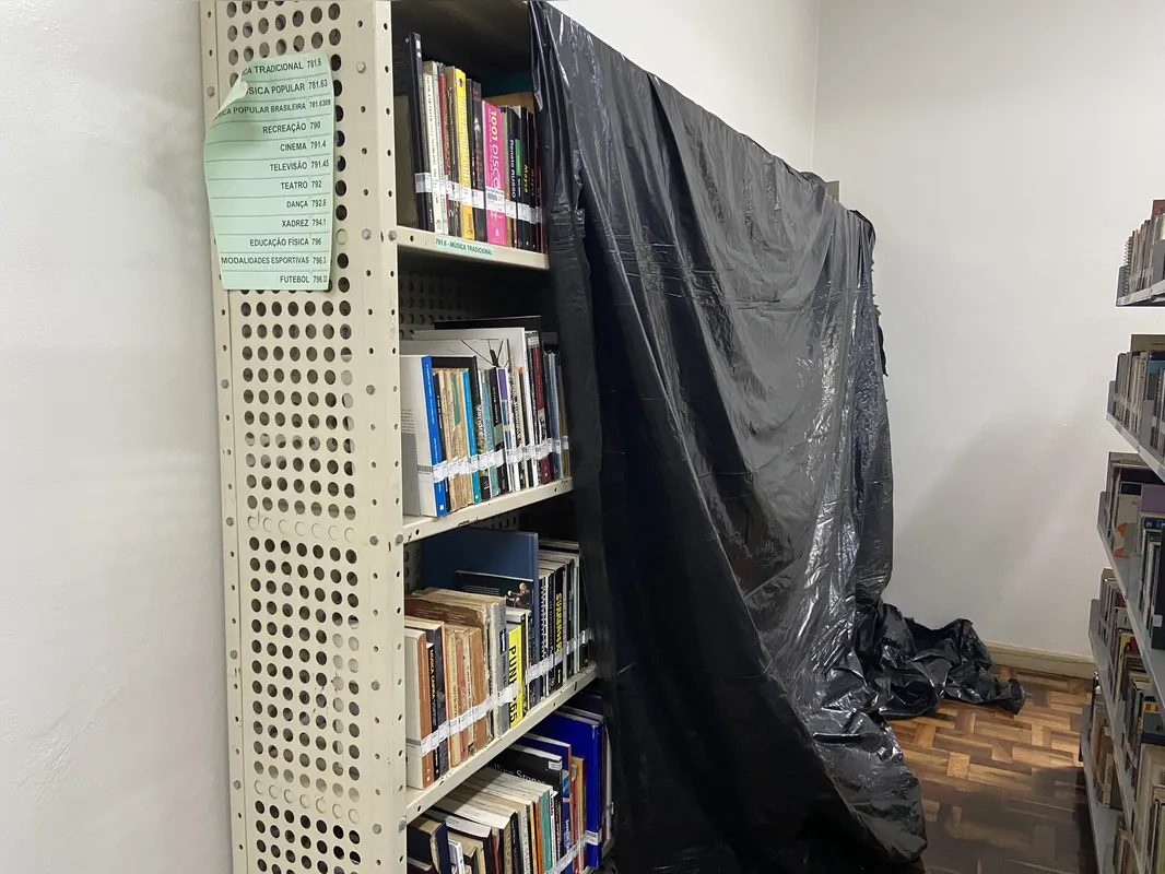 No acervo de livros, estante foi coberta com lona de forma preventiva