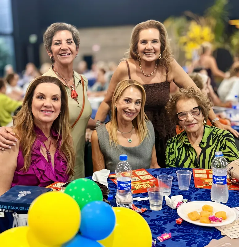 Rosani Paiva Ariosi e Regina Ceribelli (em pé) e Paula Medeiros, Regina Prochet e Odete Ceribelli(sentadas)