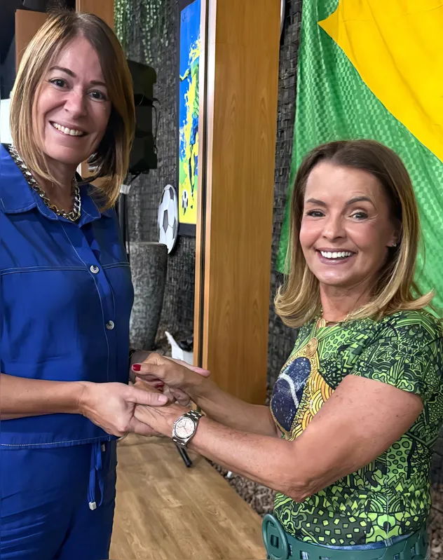 A superintendente da Santa Casa de Londrina, Ana Paula Cantelmo Luz, cumprimenta a voluntária Rita Ribeiro pela doação que ela fez para o HI