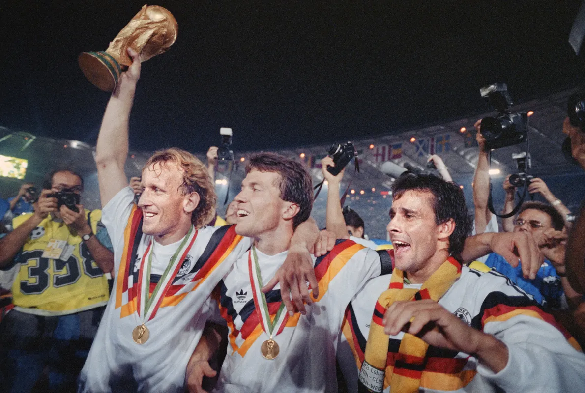 Andreas Brehme, Lothar Matthaeus e Pierre Littbarski festejam a Copa de 1990 que deu tricampeonato mundial para a Alemanha após derrotar a Argentina por 1 a 0