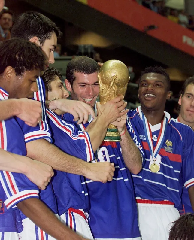 Bernard Diomede, Robert Pires, Bixente Lizarazu, Zinedine Zidane, Marcel Desailly e Laurent Blanc festejam o título da Copa de 1998 após a tranquila vitória por 3 a 0 sobre o Brasil