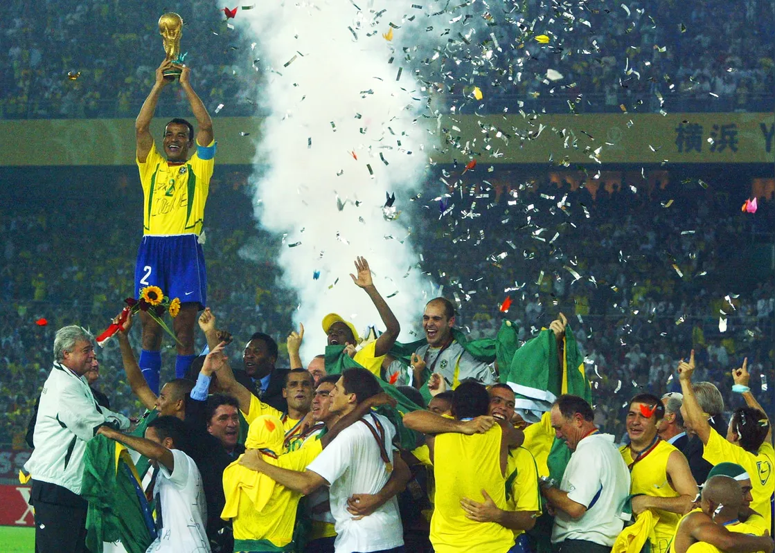 O lateral Cafu ergue a taça Fifa para comemorar o penta da seleção brasileira conquistado na decisão diante da Alemanha na vitória por 2 a 0, com dois gols de Ronaldo Fenômeno
