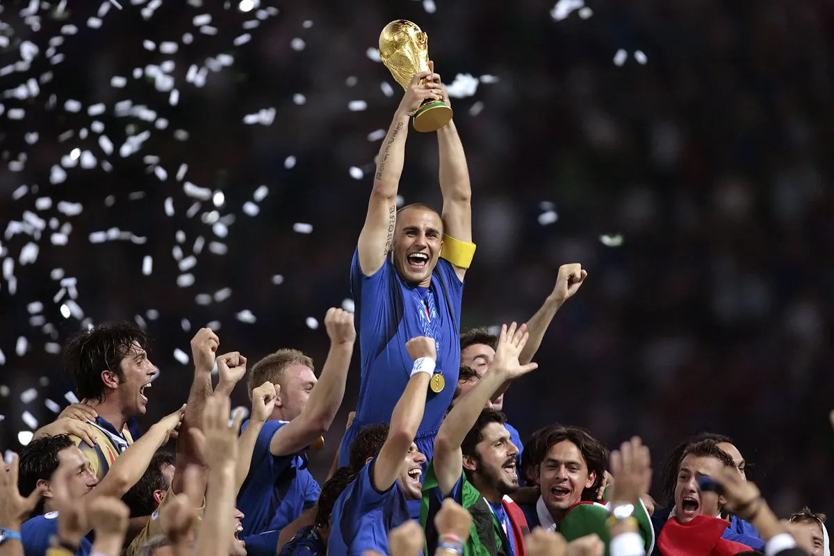 O capitão Cannavaro ergue a taça para comemorar o título da Copa 2006 após superar a França na decisão, em Berlim
