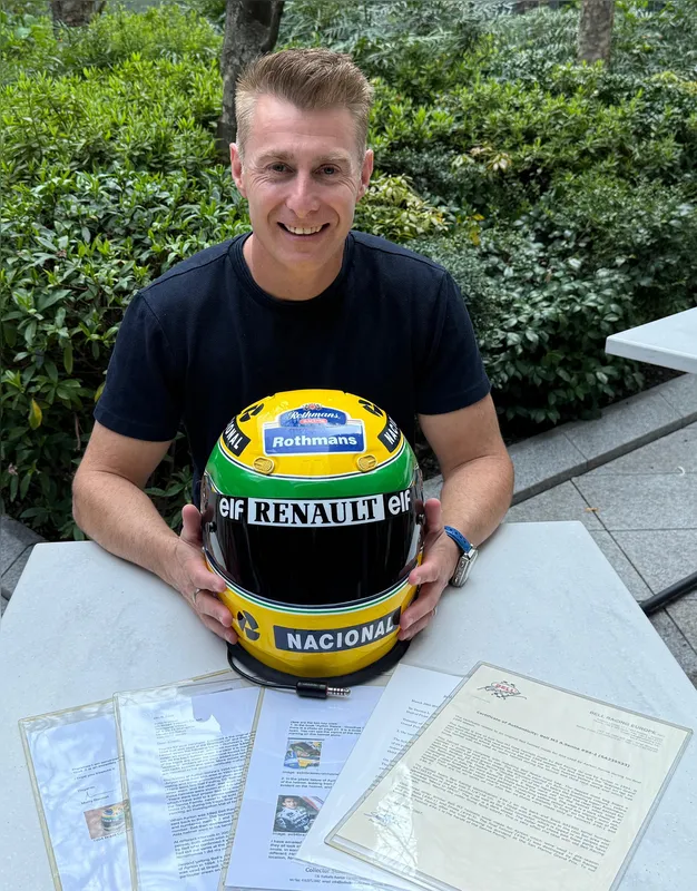 Darren Jack, colecionador canadense, e o capacete do piloto brasileiro Ayrton Senna