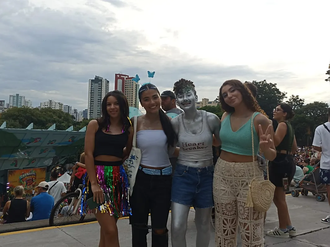 Lara Fernanda, pintada dos pés a cabeça, curtiu o Carnaval com as amigas e homenageou o Freddie Mercury Prateado