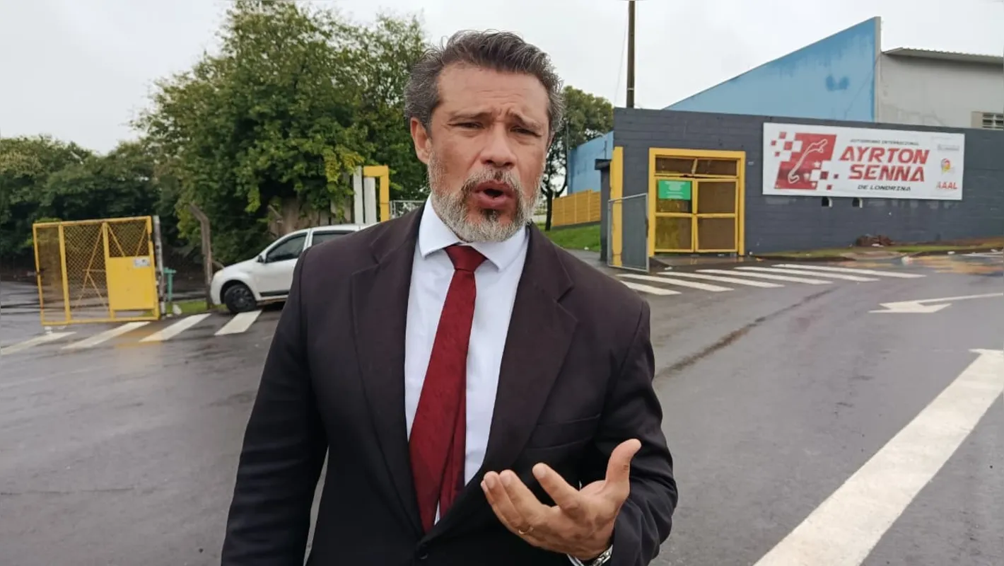 O advogado Mauro Martins explica que a reconstituição é feita individualmente com cada policial