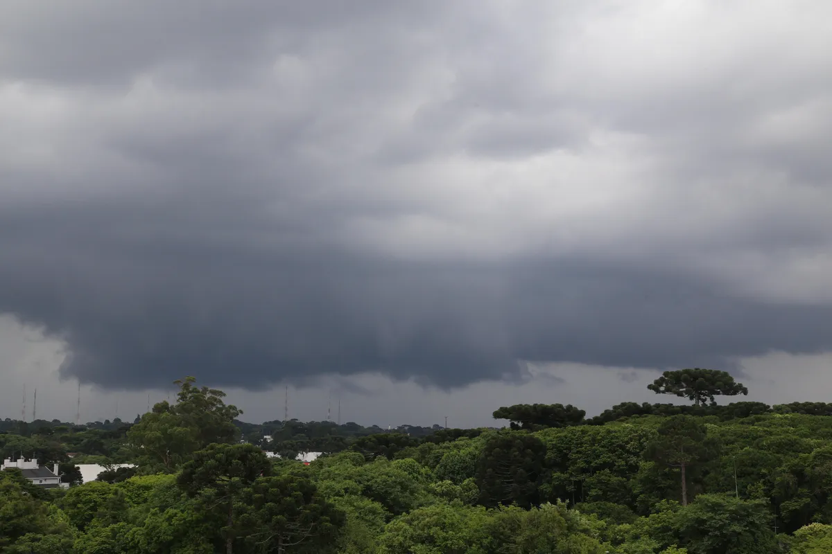 Imagem ilustrativa da imagem Chuva em abril mais que dobra média histórica em Londrina