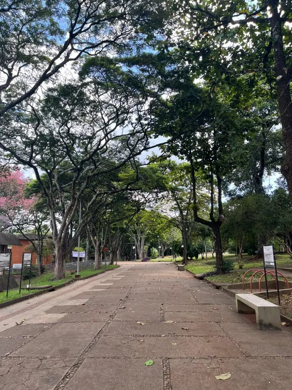 Calçadão do campus da UEL na tarde de terça-feira (17), dia da paralisação organizada pelos docentes: reposição das perdas salariais