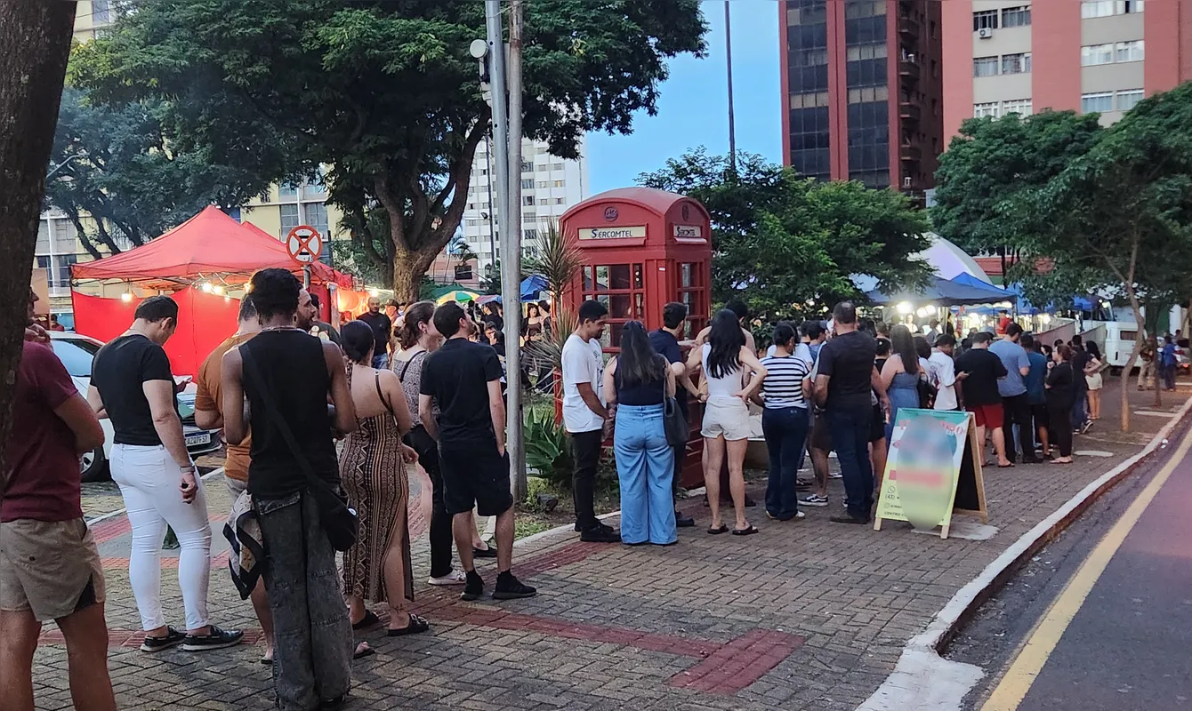 Imagem ilustrativa da imagem Com fila uma hora antes da abertura, bolo vira frisson em Londrina