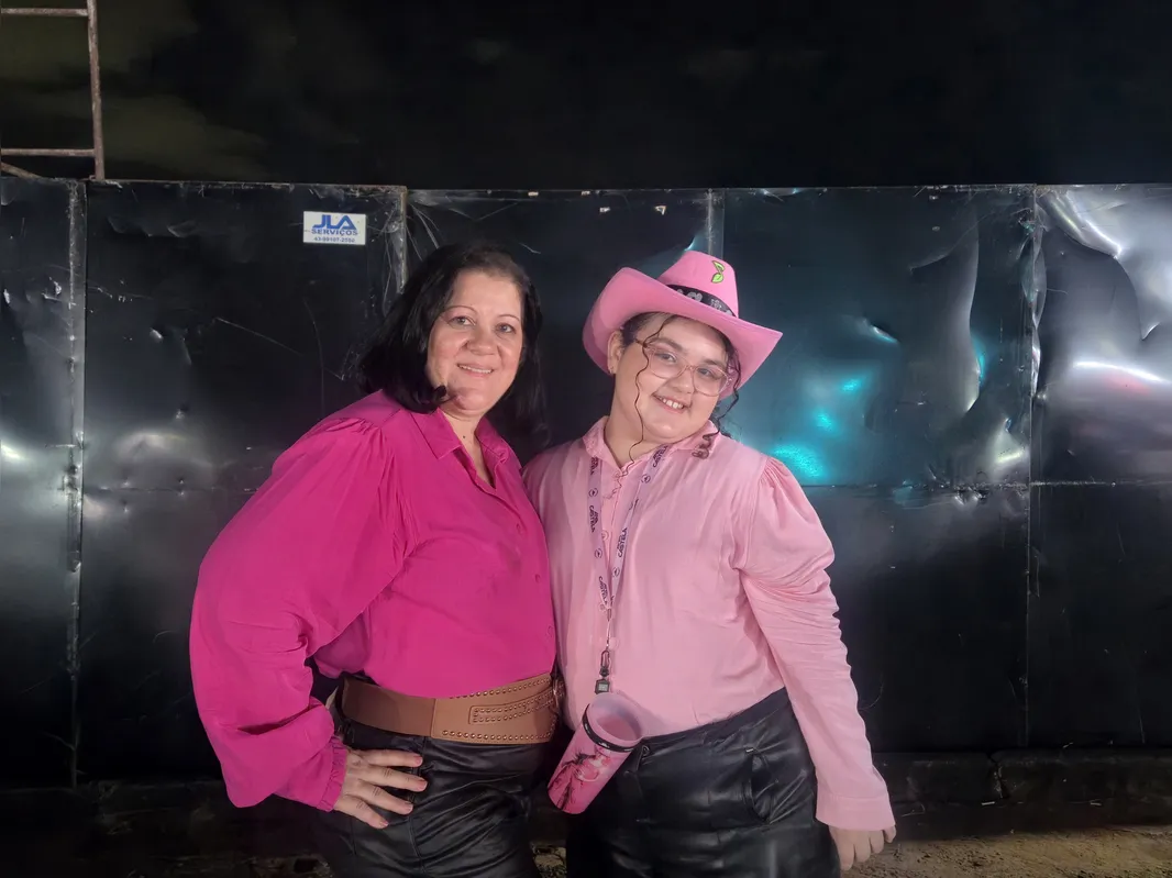 Valquíria Sanches Fernandes com a filha Emanuelle: expectativa enorme para ver o show de Ana Castela