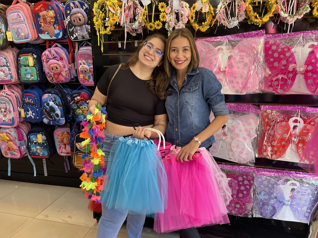 As técnicas de enfermagem Nathalie Furtado e Sabrina Neri estavam aproveitando a manhã de sábado para comprar as fantasias que usariam na clínica em que trabalham