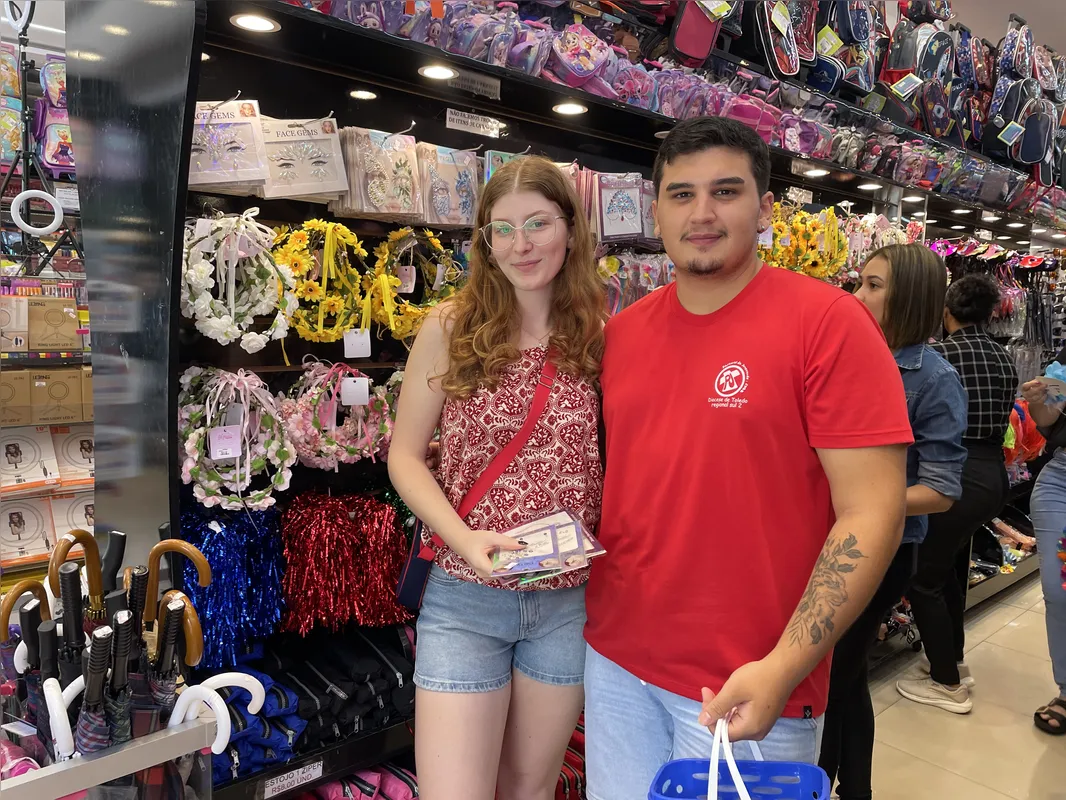 Os amigos Vinícius Brandão e Bethânia Schorr vieram aproveitar para curtir o Carnaval de Londrina da melhor forma possível: na folia