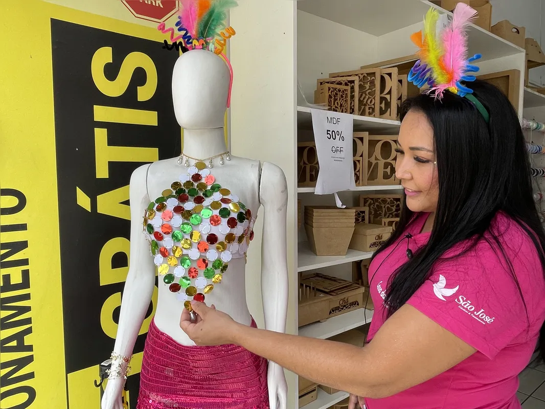 Susankely Neves da Silva estava a caráter para o Carnaval, com uma maquiagem com muito brilho e um arquinho colorido e divertido na cabeça