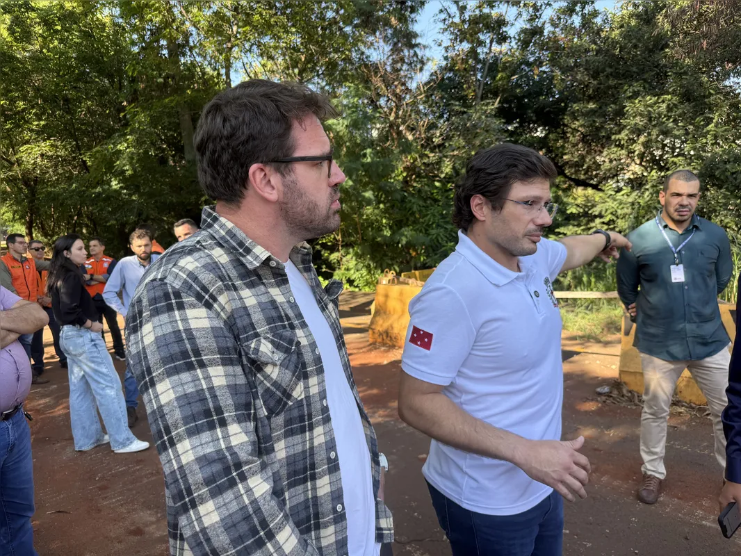 Otavio Gomes, secretário de Obras, e o prefeito Tiago Amaral relembraram que problema de erosões e alagamentos ocorre há anos