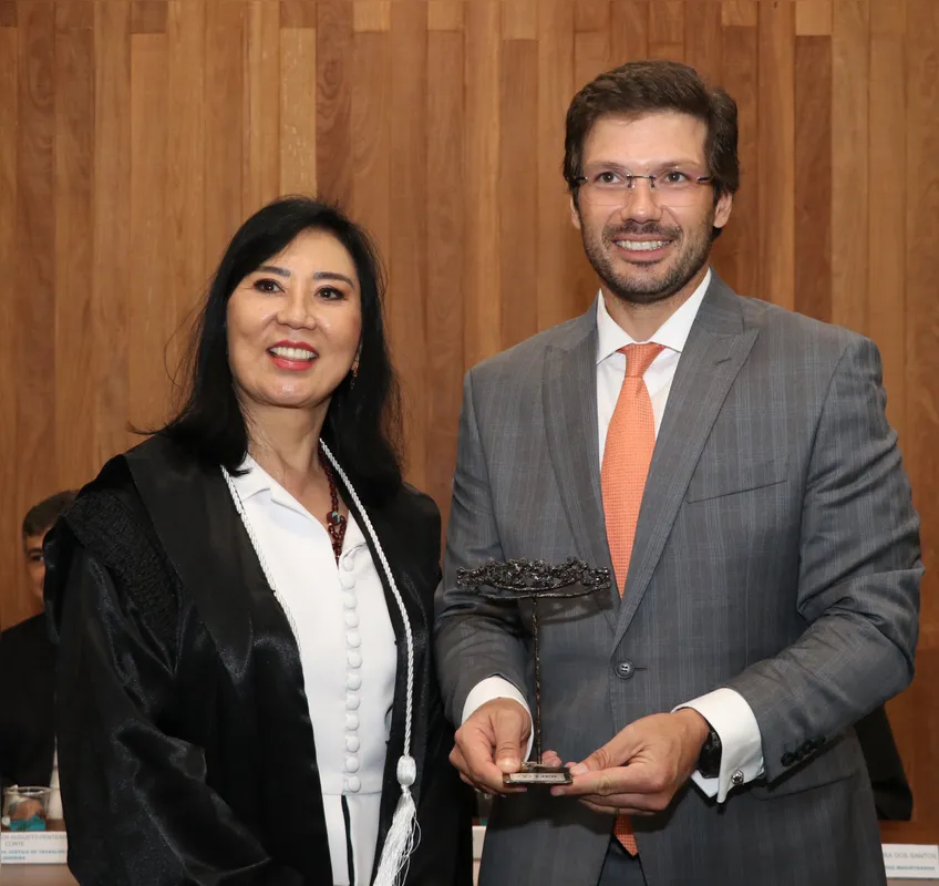 A presidente do Tribunal de Justiça do Paraná, doutora juíza Lídia Maejima, com o prefeito Tiago Amaral