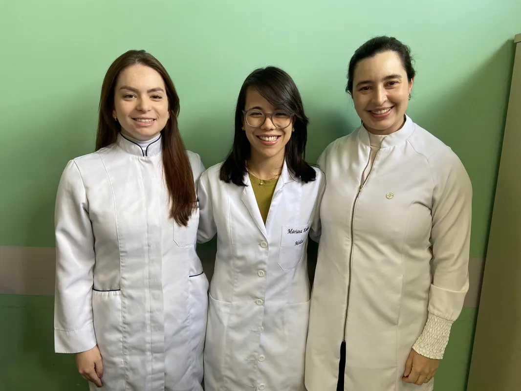 Bruna Galvão, enfermeira, com Mariana Kaneta e Isabella Razente, médicas paliativistas do HU/UEL