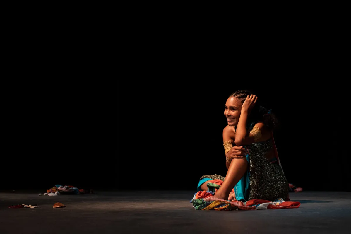 "PRET(A) – Resquícios de Uma Mulher Só", com Thainara Pereira, será apresentado neste domingo, às 17 horas, e traz histórias passadas de mãe para filha