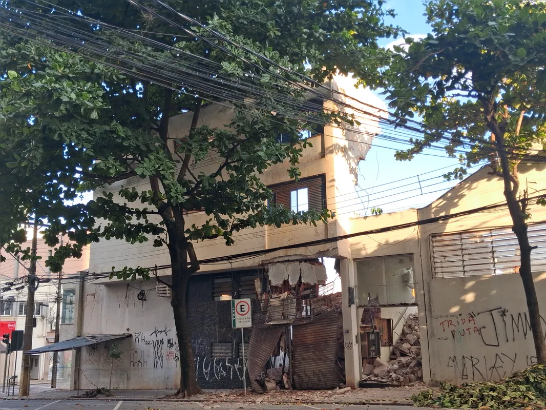 Na calçada da avenida Paraná, via-se a última parede da antiga Cipasa no fim da tarde de sábado