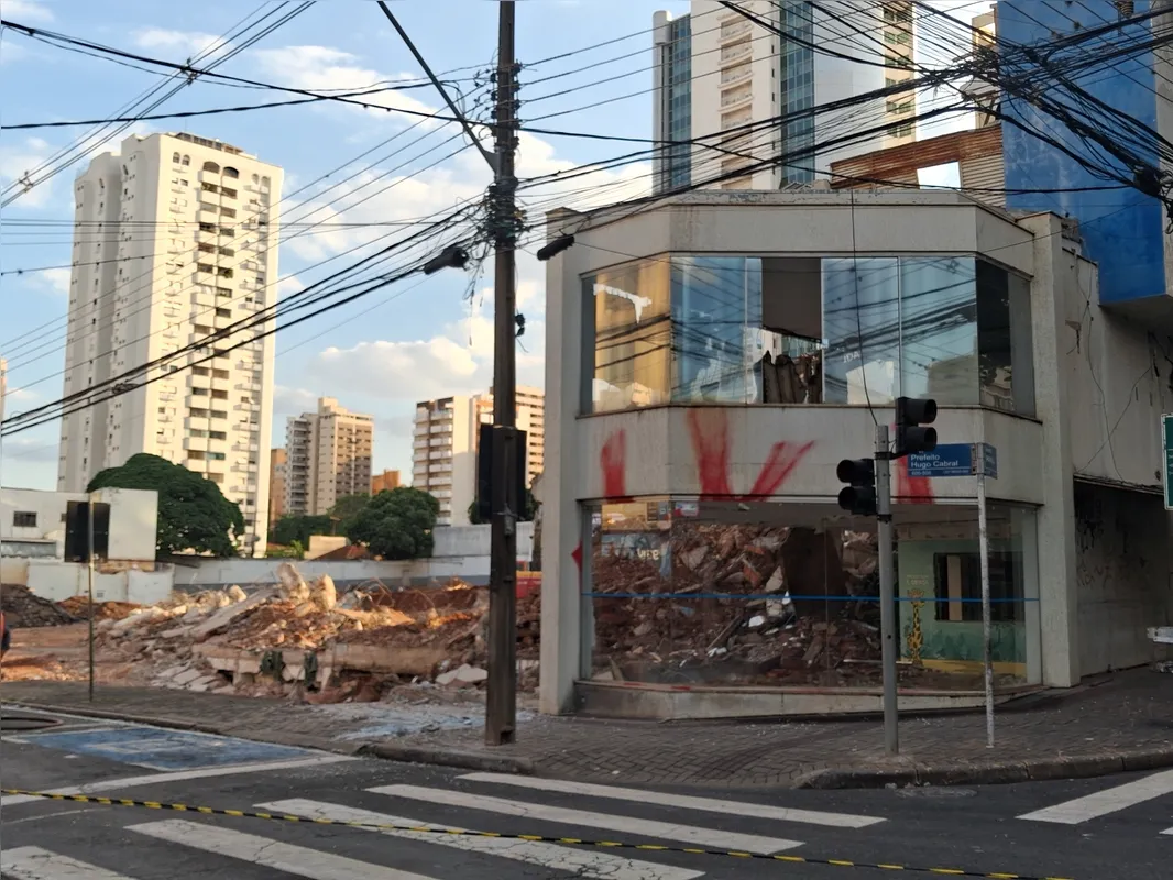 A parede envidraçada da antiga concessionária de carros foi a última a ser demolida