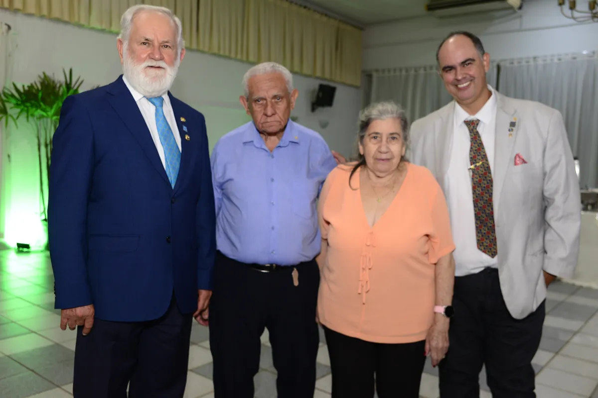 Otávio Scandelae, o homenageado Carmelindo Dias, a esposa dele Laura Gomes dos Santos e o presidente do RCL Sul Silvio Dicezar Costa